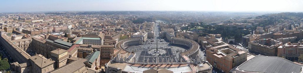 1200px-Rom,_Vatikan,_Petersplatz_(von_der_Kuppel_des_Petersdomes_aus_gesehen);_Panorama_2