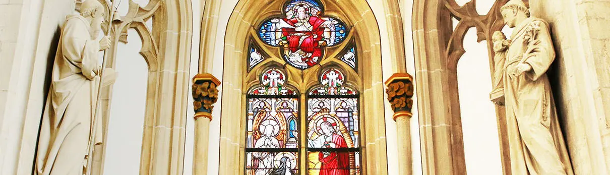 Kirchenfenster in der St.-Pantaleon-Kirche